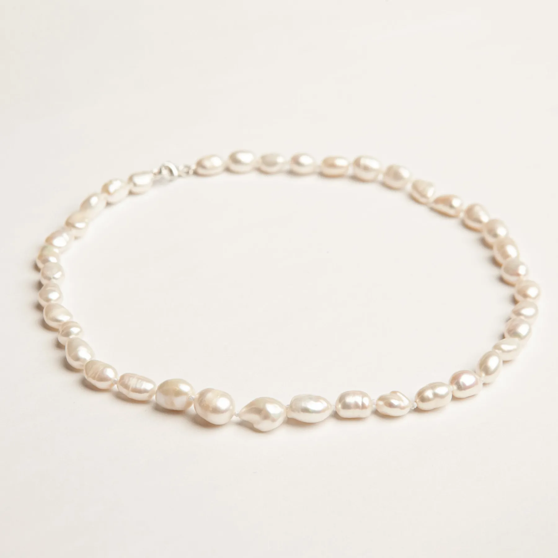 freshwater_pearl_necklace_0.webp SarahBijoux Freshwater Pearl Necklace