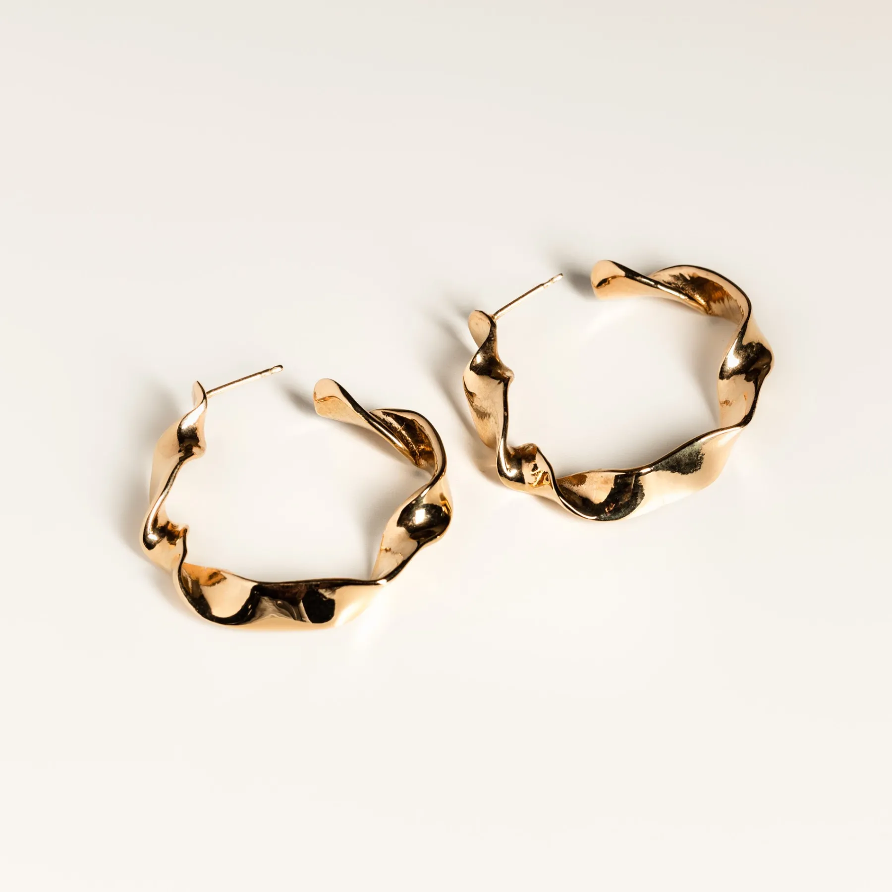 large_ribbon_gold_vermeil_hoops_0.webp SarahBijoux Large Ribbon Gold Vermeil Hoops