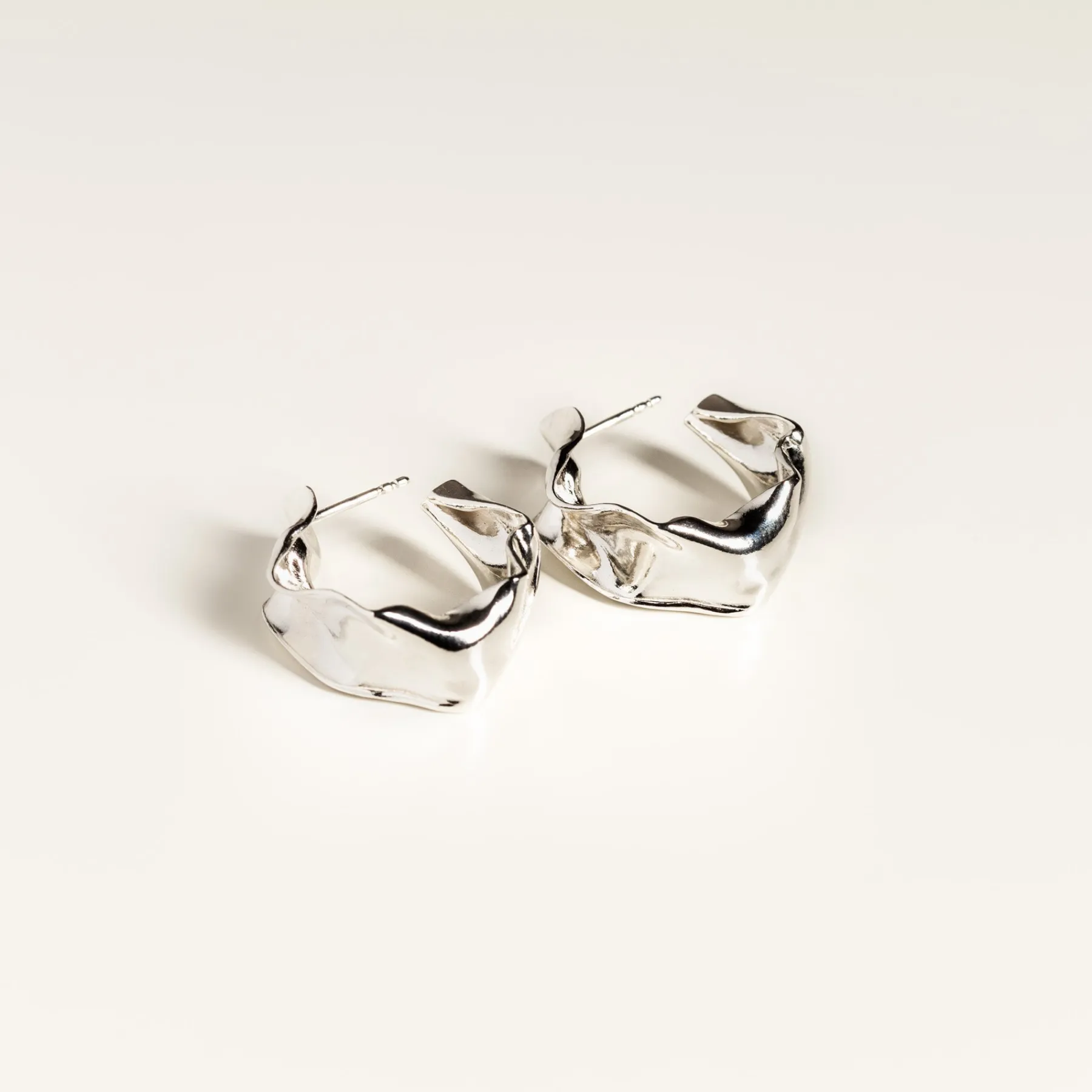 medium_crisp_hoops_0.webp SarahBijoux Medium Crisp Hoops