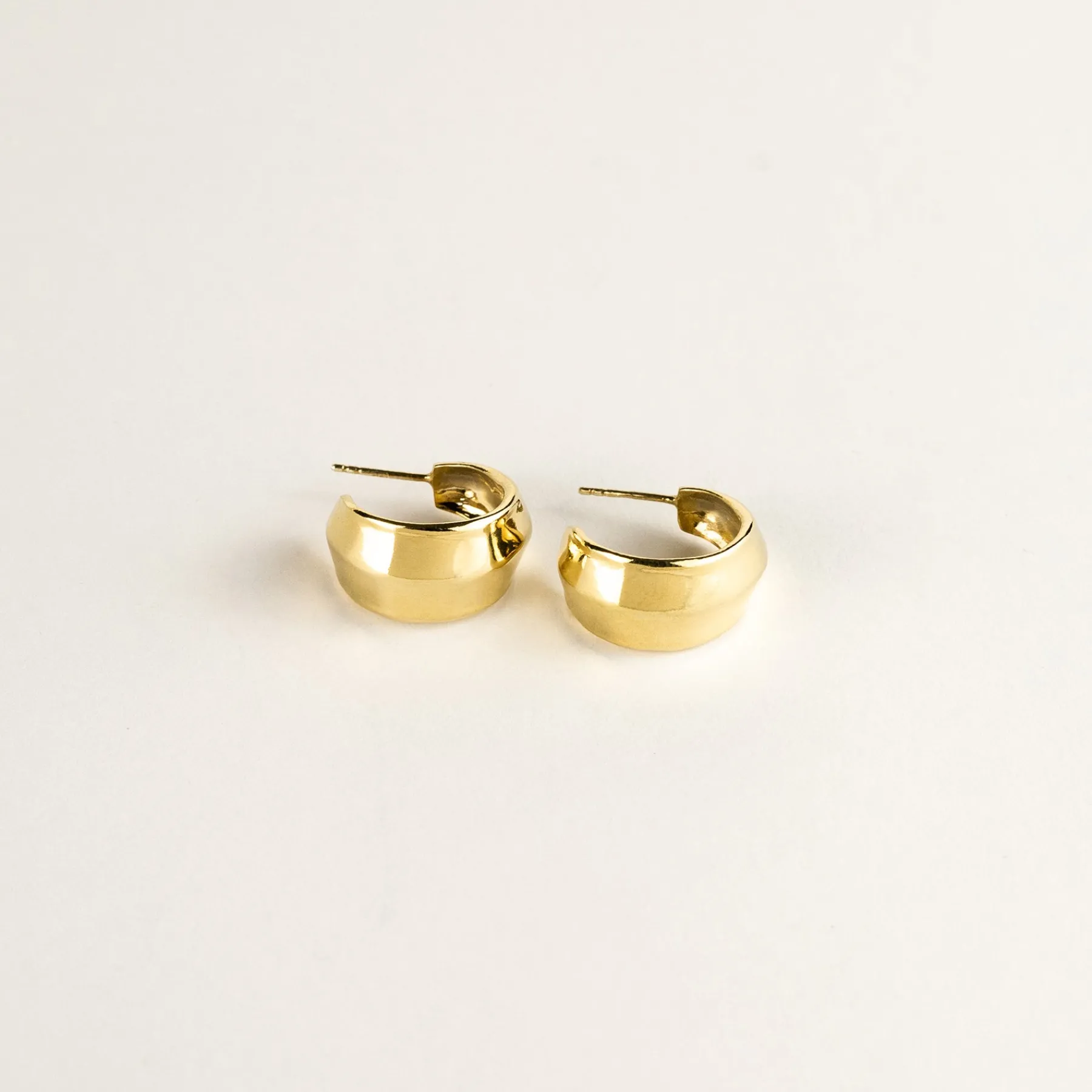 medium_dune_gold_vermeil_hoops_0.webp SarahBijoux Medium dune gold vermeil hoops