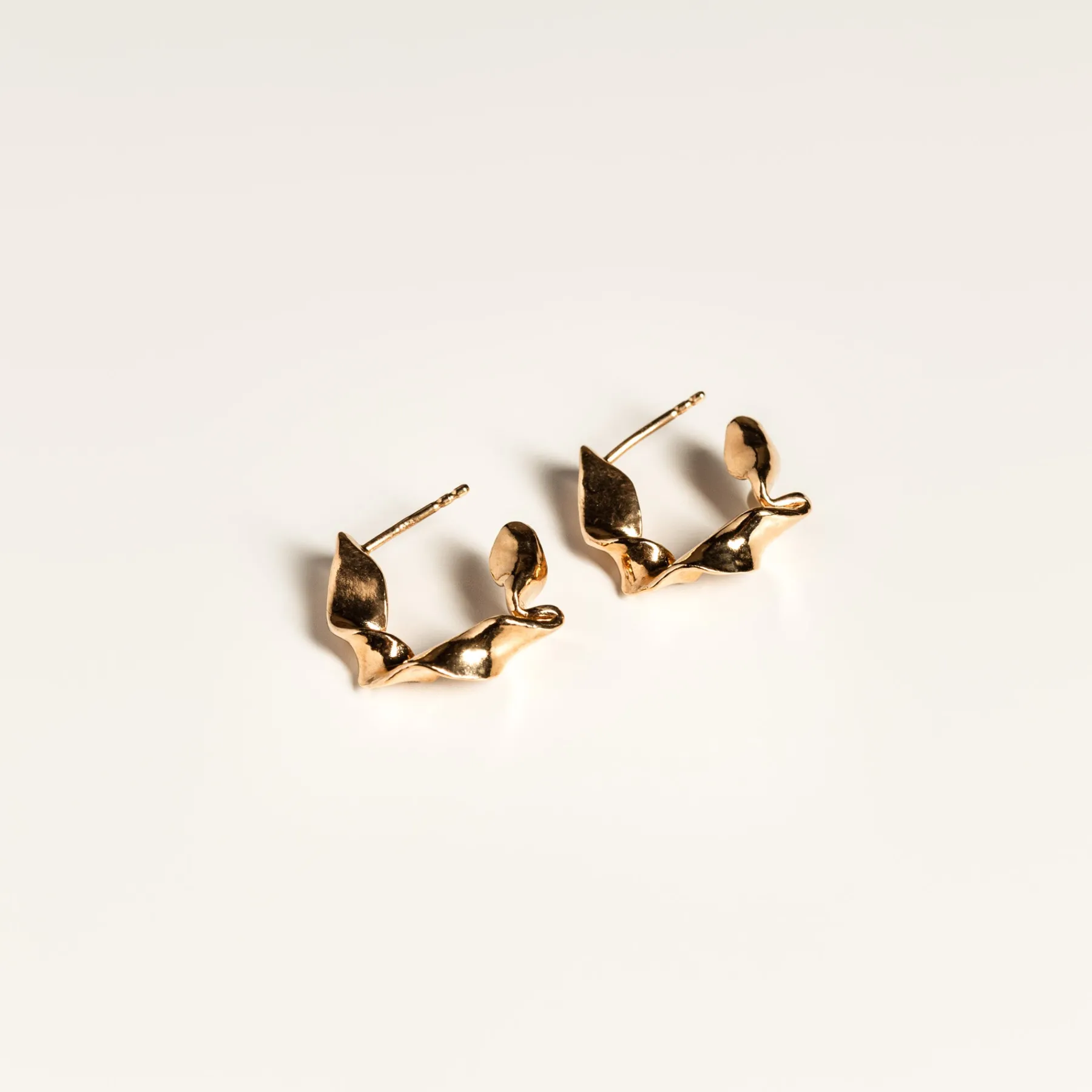 medium_ribbon_gold_vermeil_hoops_0.webp SarahBijoux Medium Ribbon Gold Vermeil Hoops
