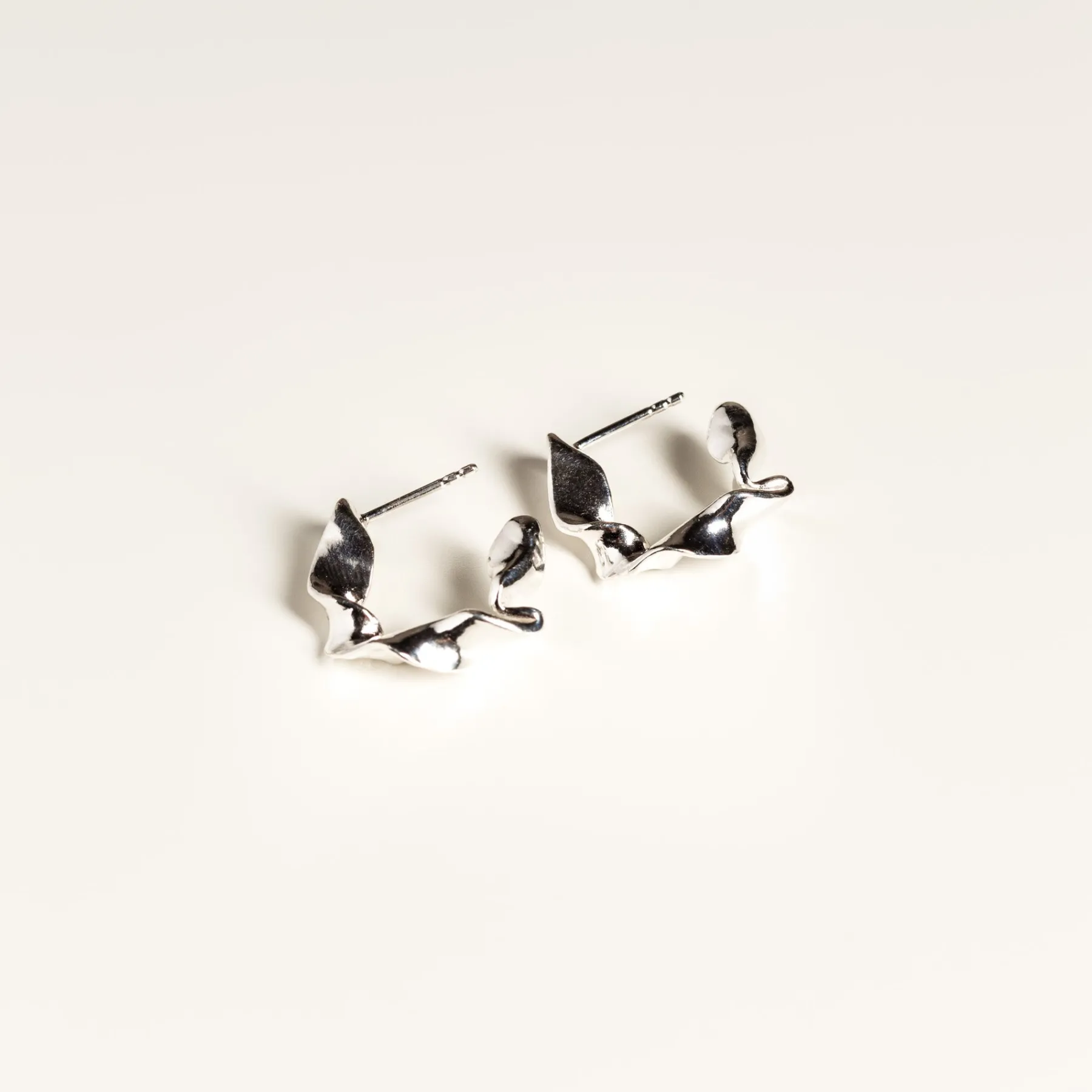 medium_ribbon_hoops_0.webp SarahBijoux Medium Ribbon Hoops