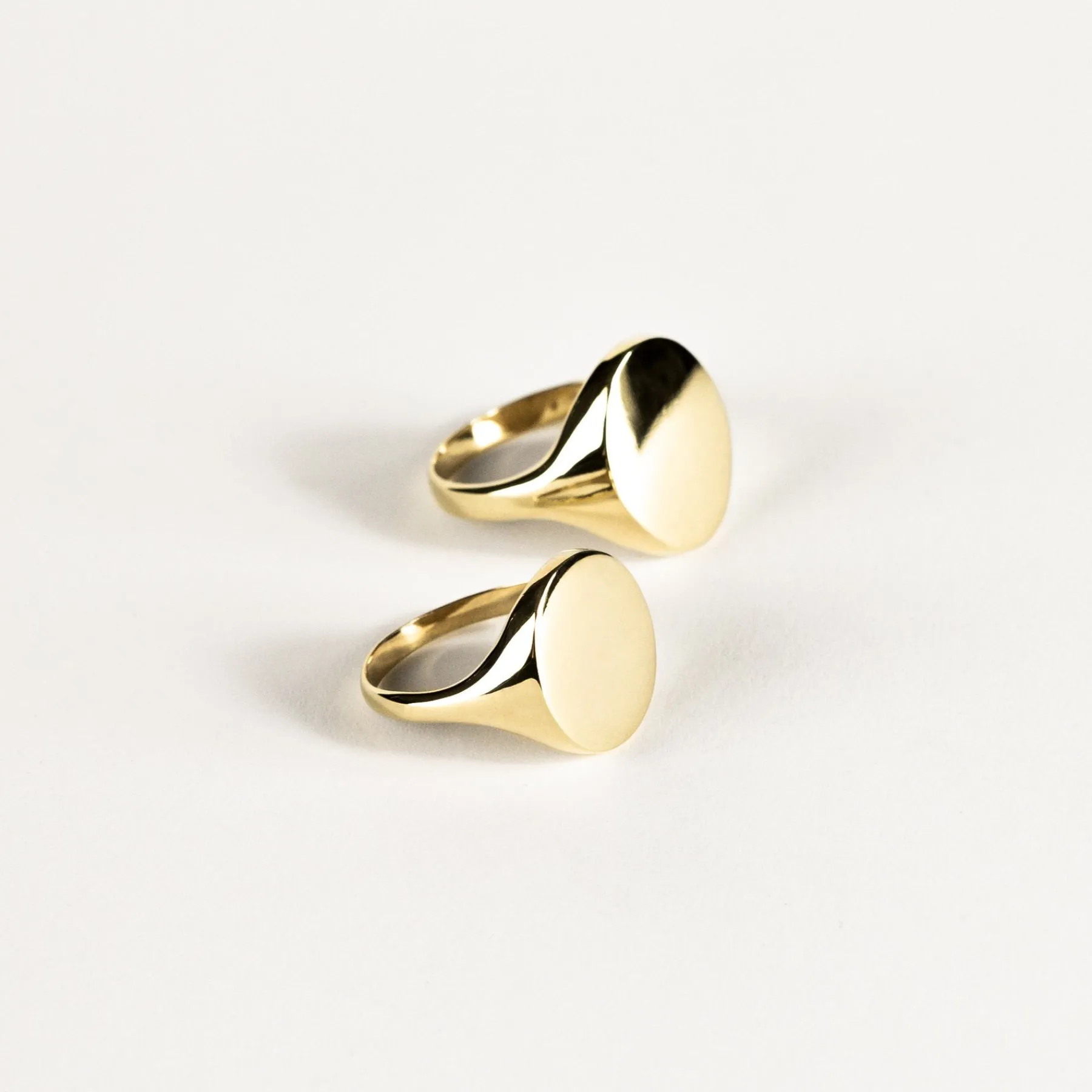 oval_gold_ring_3.webp SarahBijoux Oval Gold Ring
