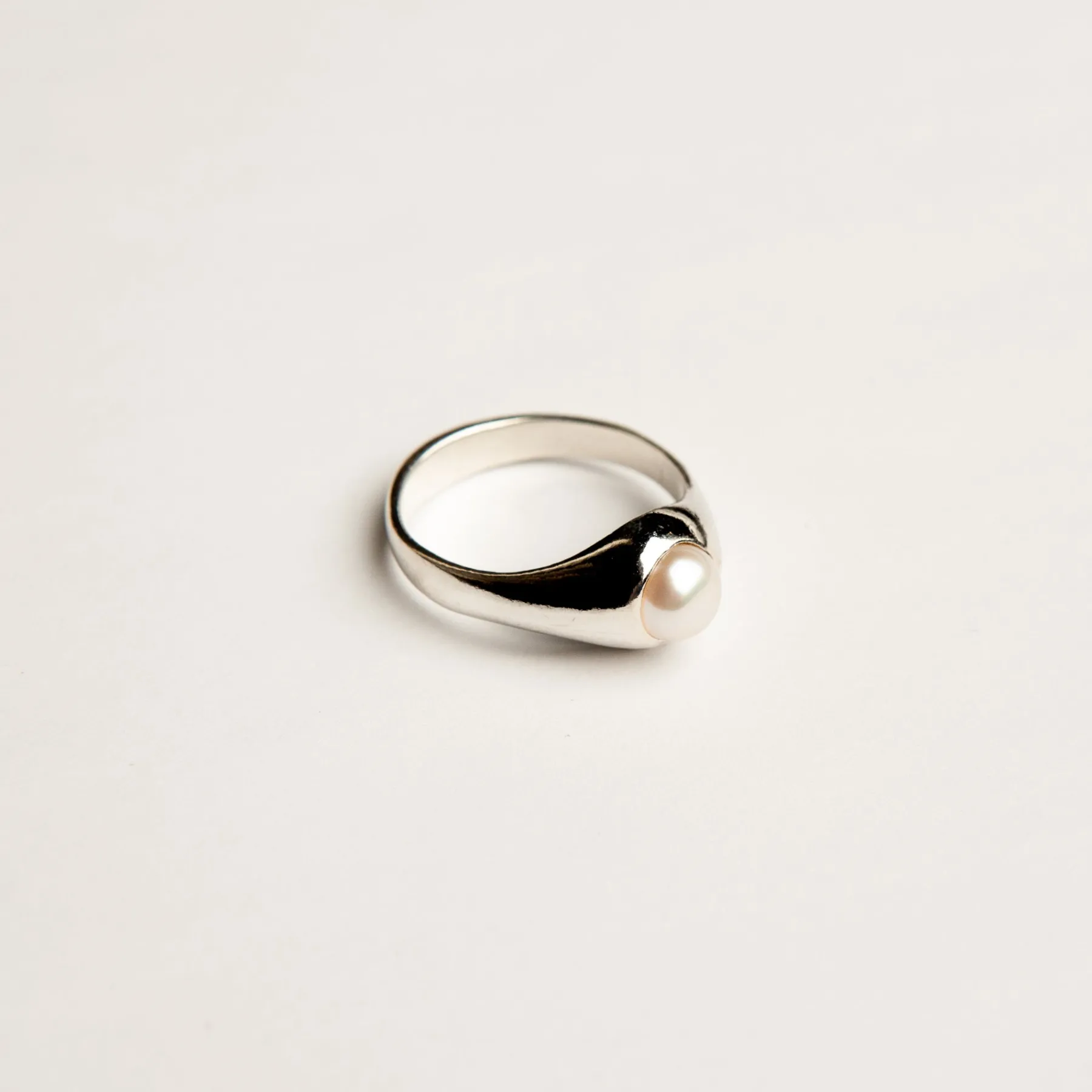 pearl_signet_ring_0.webp SarahBijoux Pearl Signet Ring