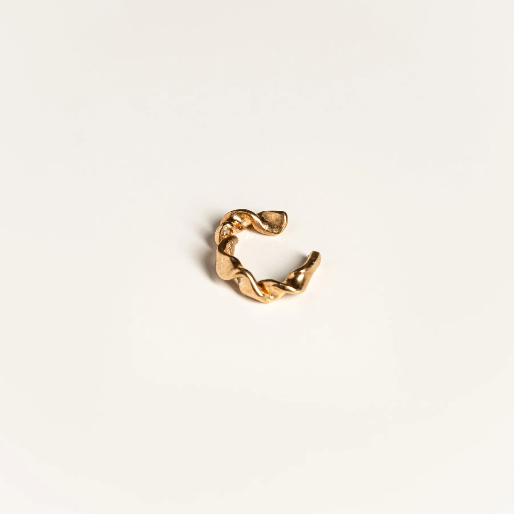 ribbon_gold_vermeil_ear_cuff_0.webp SarahBijoux Ribbon Gold Vermeil Ear Cuff