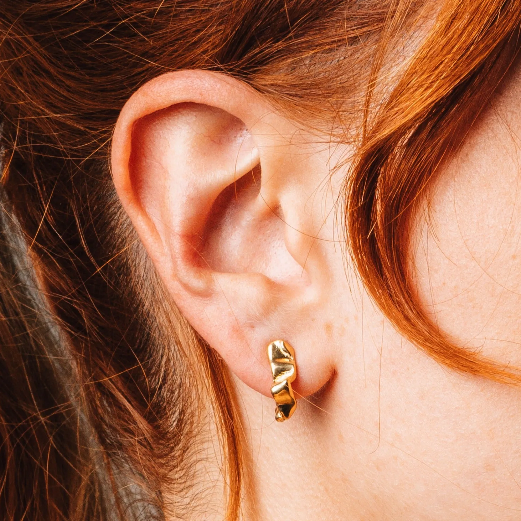 small_ribbon_gold_vermeil_hoops_1.webp SarahBijoux Small Ribbon Gold Vermeil Hoops