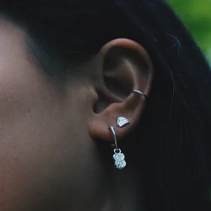 SarahBijoux Small Shell Pendant Hoops