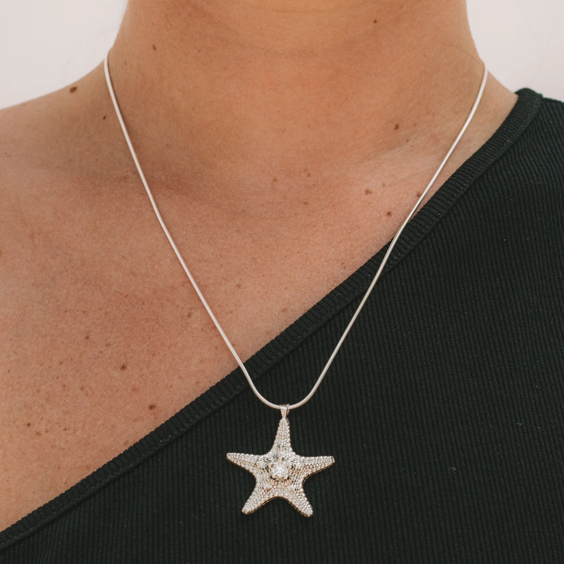 starfish_necklace_1.webp SarahBijoux Starfish Necklace